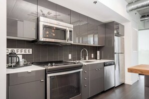 Private kitchen - Modern High-Rise Condo | 2 Bed | 1 Bath | (Winnipeg)