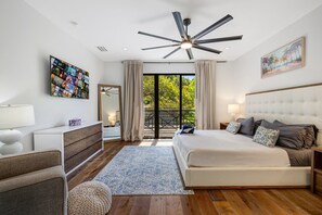 5 bedrooms, in-room safe, iron/ironing board, travel cot - Tiki on the River Luxury 5BR Resort Home- Heated Pool, Hot Tub, Movie RM & MORE! (Fort Lauderdale)