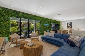 Smart TV - Tiki on the River Luxury 5BR Resort Home- Heated Pool, Hot Tub, Movie RM & MORE! (Fort Lauderdale)