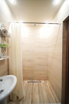 Kahden hengen huone (kaksi sänkyä), vuoristonäköala | Kylpyhuone