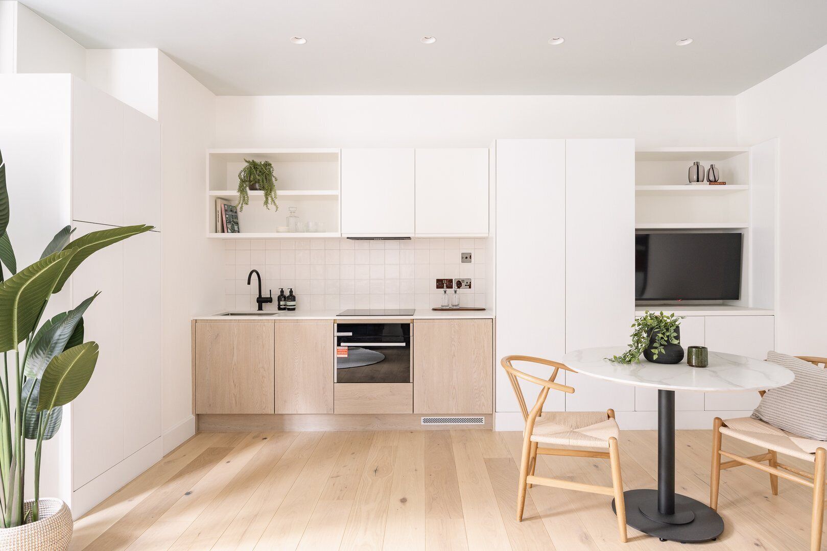 Fridge, dishwasher