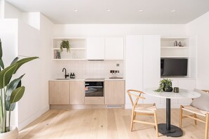 Fridge, dishwasher - Stylish Earl’s Court Studio Apartment (London)