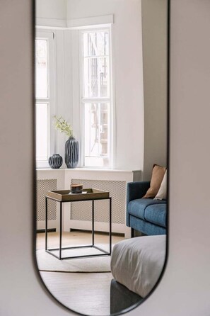 TV - Stylish Earl’s Court Studio Apartment (London)