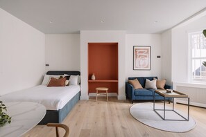 Iron/ironing board - Stylish Earl’s Court Studio Apartment (London)