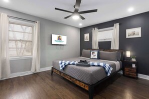 5 bedrooms, iron/ironing board, travel cot, WiFi - World Cup Ready_5BR_Kingbeds_FencedYard_Hwy Access (Overland Park)