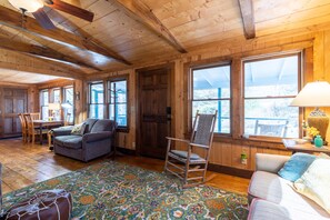 Living area - Charming 2-bedroom cottage near Highlands and attractions (Scaly Mountain)