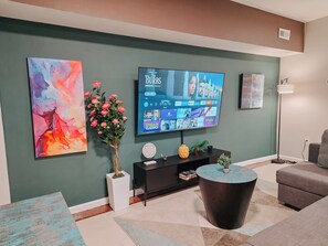 Living area - Element / King Bed / Elevator / Adjustable Desk (Philadelphia)