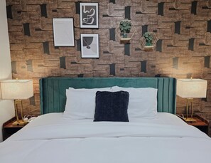 Room - Element / King Bed / Elevator / Adjustable Desk (Philadelphia)