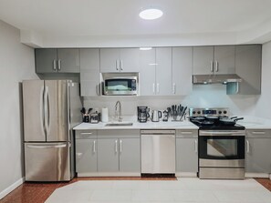 Fridge, microwave, oven, stovetop - Element / King Bed / Elevator / Adjustable Desk (Philadelphia)