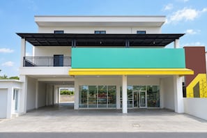 Front of property - Hotel O near Pelabuhan Pangkal Balam for (Pangkalpinang)