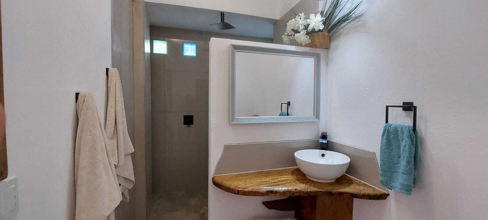 Douche, sèche-cheveux, serviettes fournies, savon