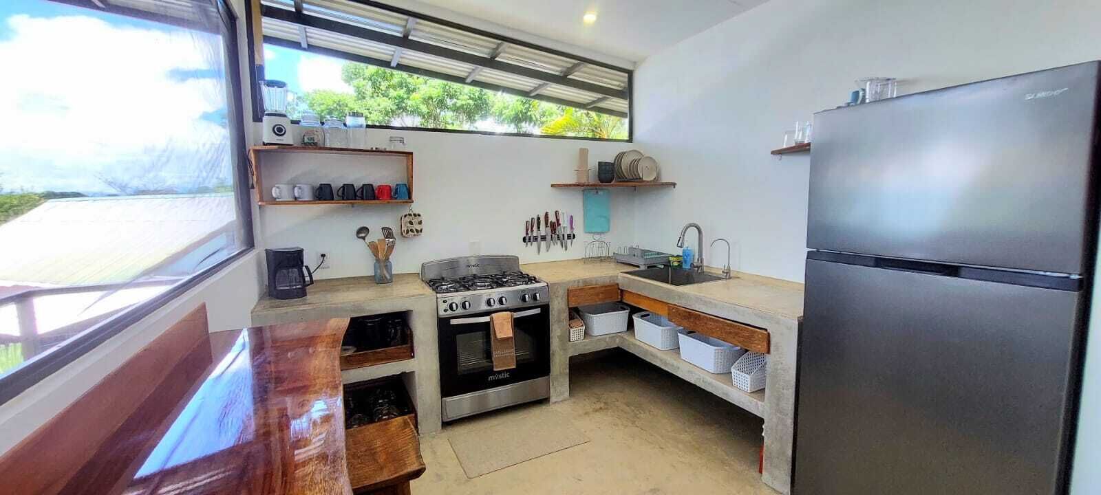 Fridge, oven, stovetop, coffee/tea maker