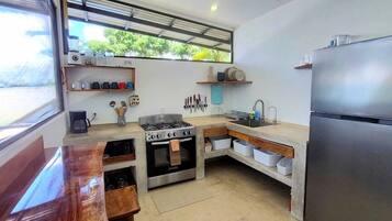 Fridge, oven, stovetop, coffee/tea maker
