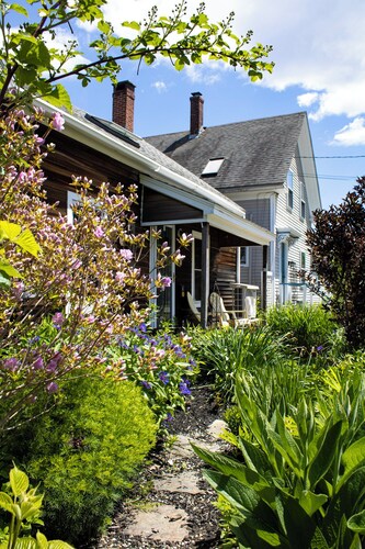 Cozy 3-bedroom home in Belfast Maine, with Beach Access
