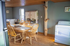 Dining - Cozy 3-bedroom home in Belfast Maine, with Beach Access (Belfast)