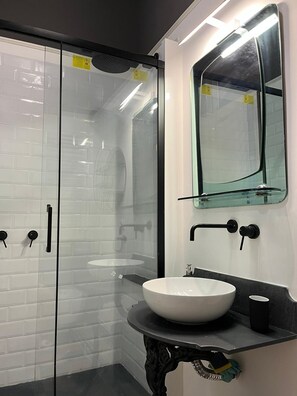 Shower, hair dryer, bidet, towels - Charming 2-beDROOMS  apartment with AC in Napoli center in spanish quarter (Napoli)