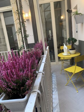 Terrace/patio - Charming 2-beDROOMS  apartment with AC in Napoli center in spanish quarter (Napoli)