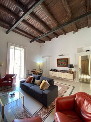 Smart TV - Charming 2-beDROOMS  apartment with AC in Napoli center in spanish quarter (Napoli)