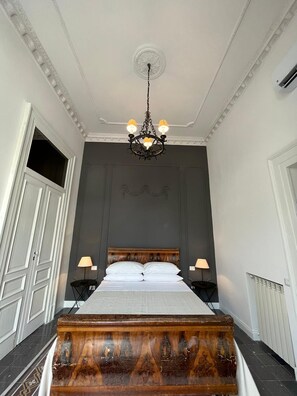2 bedrooms, iron/ironing board, WiFi, bed sheets - Charming 2-beDROOMS  apartment with AC in Napoli center in spanish quarter (Napoli)