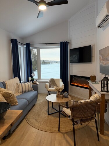 Tranquil 1-bedroom cottage with AC in welcoming Seeley's Bay on the waterfront