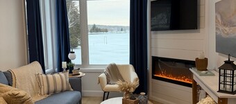 Tranquil 1-bedroom cottage with AC in welcoming Seeley's Bay on the waterfront