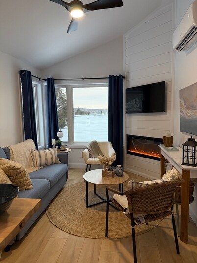 Tranquil 1-bedroom cottage with AC in welcoming Seeley's Bay on the waterfront