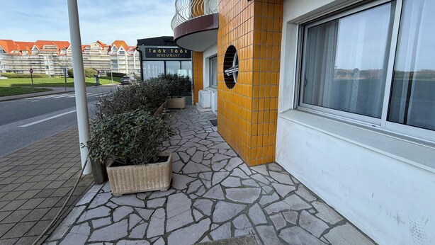 A restaurant with a tiled exterior, a balcony, and a stone-paved entrance. - ✨ Charming T3 in Le Touquet - View of dunes & beach on foot 🌊 ✨ (Paris)