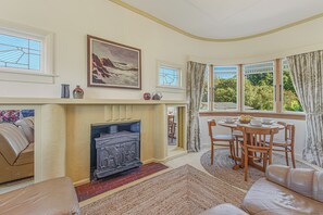 TV - Kettle House - Upper Moutere Holiday Home (Upper Moutere)