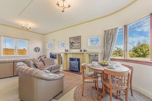 Dining - Kettle House - Upper Moutere Holiday Home (Upper Moutere)