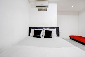 Deluxe Double Room - Capital O 95198 Angel Homestay (Bekasi)