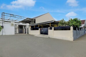 Front of property - Capital O 95198 Angel Homestay (Bekasi)