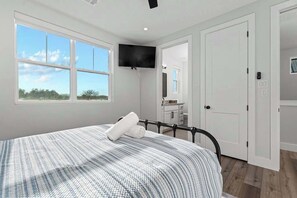 3 bedrooms, iron/ironing board, travel cot, WiFi - Lake LBJ Watefront Oasis | Pool Spa & Scenic Views (Kingsland)