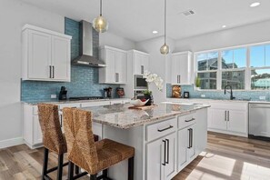 Fridge, microwave, oven, stovetop - Lake LBJ Watefront Oasis | Pool Spa & Scenic Views (Kingsland)