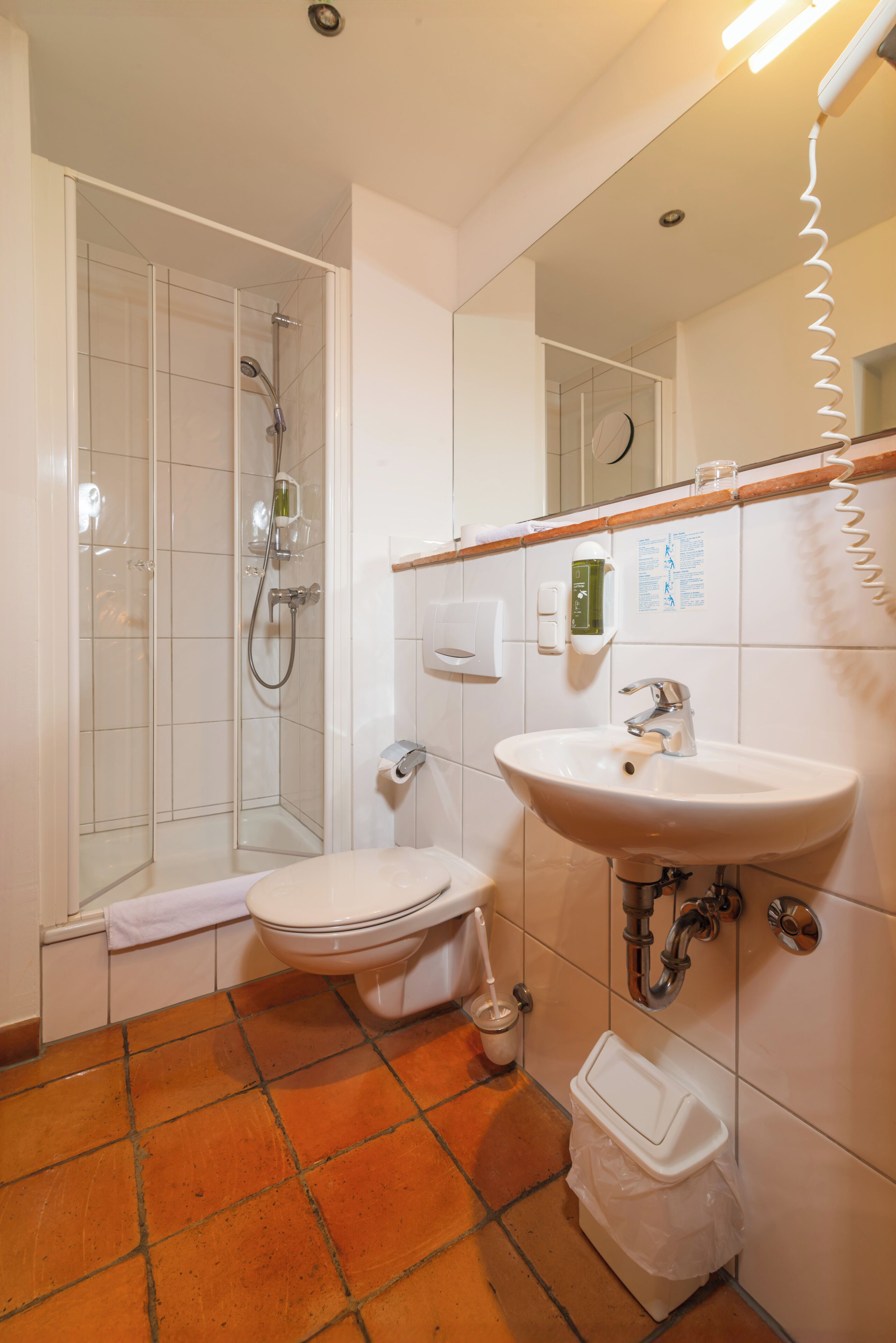 Classic-Doppelzimmer | Badezimmer | Haartrockner, Handtücher, Seife, Shampoo