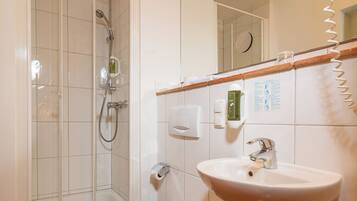 Classic-Doppelzimmer | Badezimmer | Haartrockner, Handtücher, Seife, Shampoo