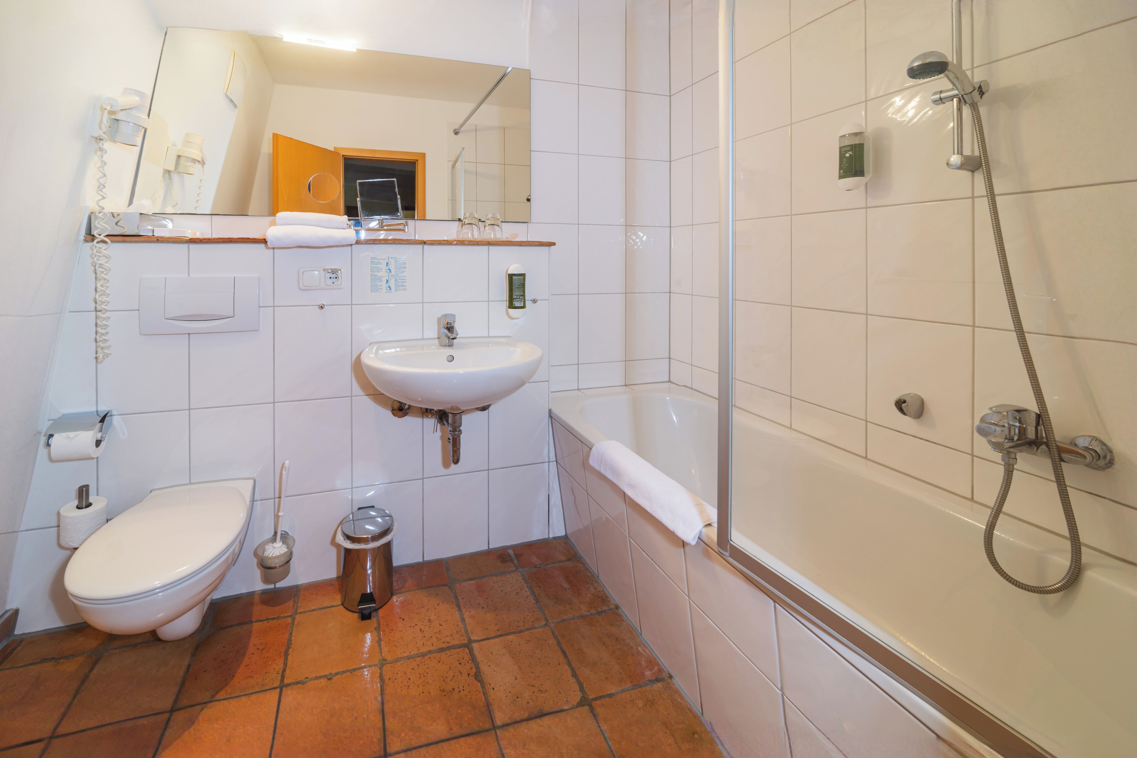 Un baño con inodoro, lavabo y ducha.