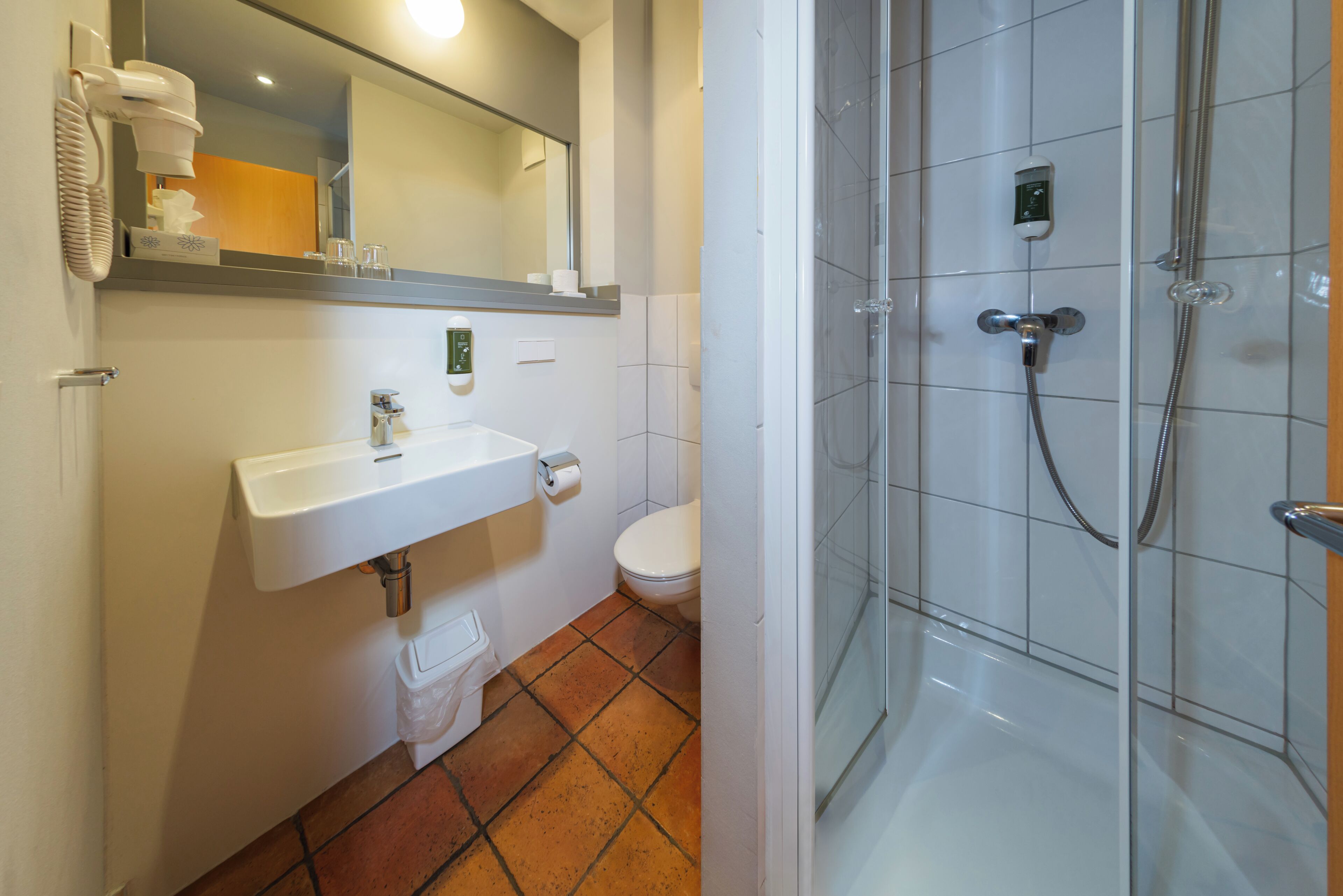 Een badkamer met een wastafel, toilet en douche.