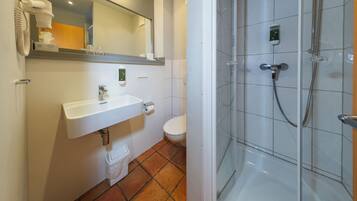 Een badkamer met een wastafel, toilet en douche.