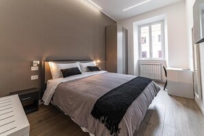 Desk, soundproofing - Vatican Suites Apartment - Vatican City (Rome)