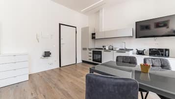 Eenvoudig appartement | Privékeuken | Een koelkast, een magnetron, een oven, een kookplaat