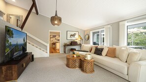 Smart TV, offices - Arcadia Cottage - spacious, stylish Highlands stay for families and groups near Bowral (Bowral)