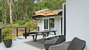 Outdoor dining - Arcadia Cottage - spacious, stylish Highlands stay for families and groups near Bowral (Bowral)