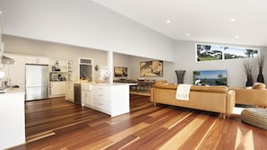Smart TV, offices - Arcadia Cottage - spacious, stylish Highlands stay for families and groups near Bowral (Bowral)