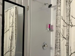 Classic Quadruple Room, 2 Double Beds | Bathroom