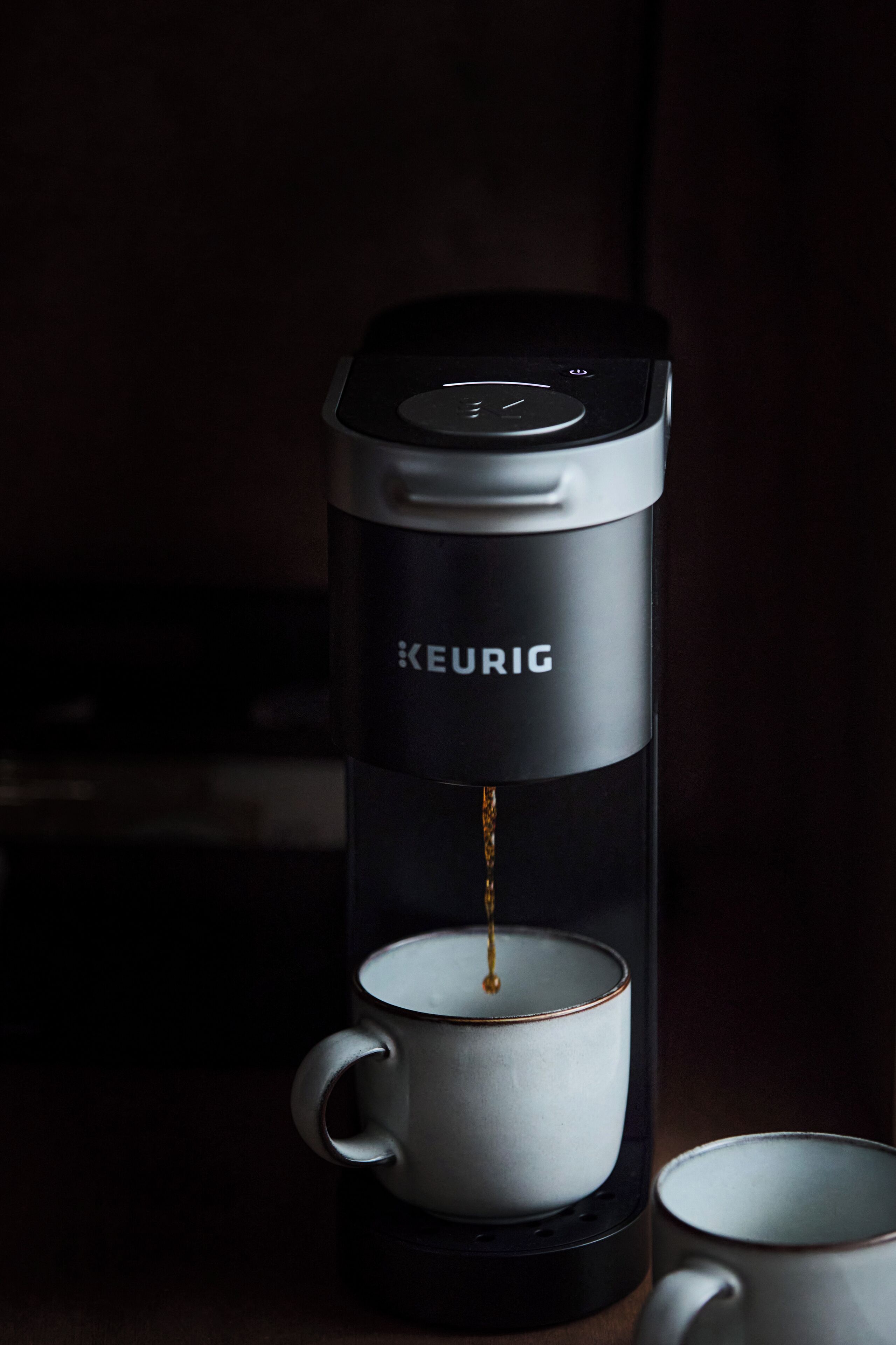 Una cafetera Keurig con una taza debajo.