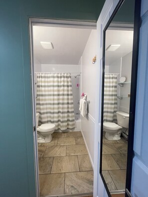 Chambre quadruple classique, 2 grands lits | Salle de bain