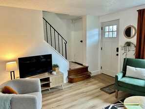 Living area - Charming & Clean Urban Rental - Private Unit (Pittsburgh)