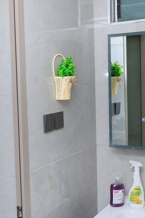 Shower, hair dryer, towels, soap - Two bedroom,Two bathroom||16th floor in Westlands (Nairobi)