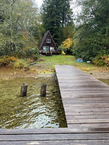 Cozy Lakefront Cabin "Swallows Nest"