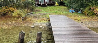 Cozy Lakefront Cabin "Swallows Nest"